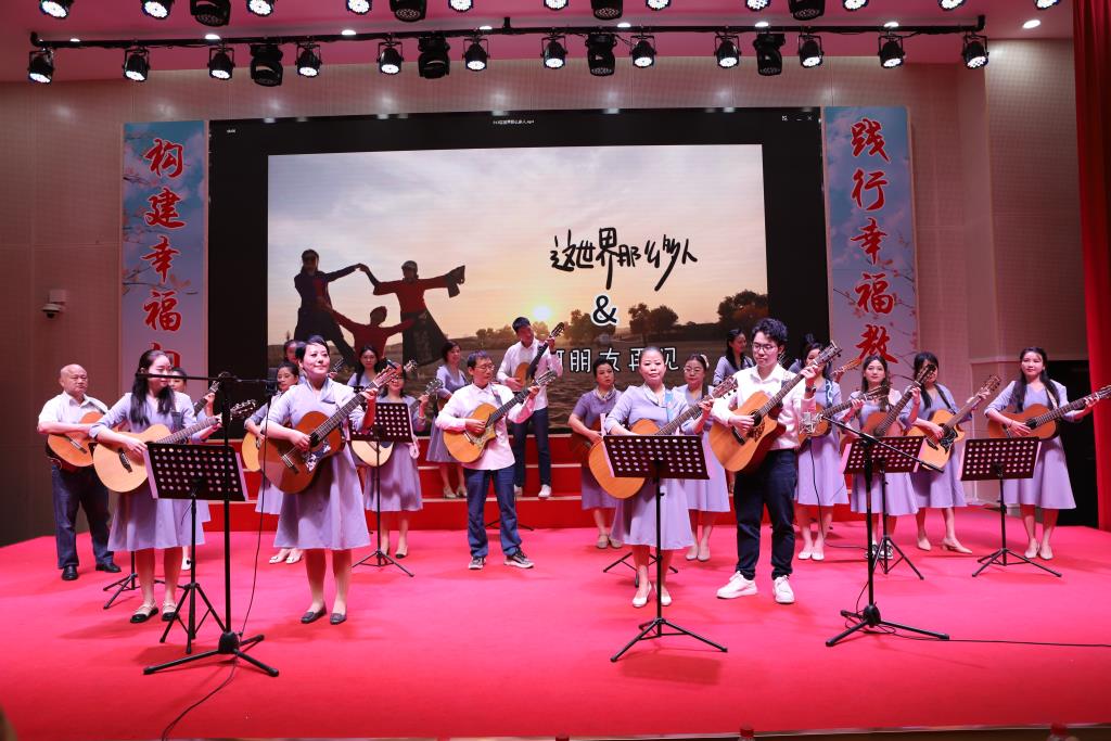 致敬芳华 感恩有您 ——向西小学举办退休教师荣休欢送会