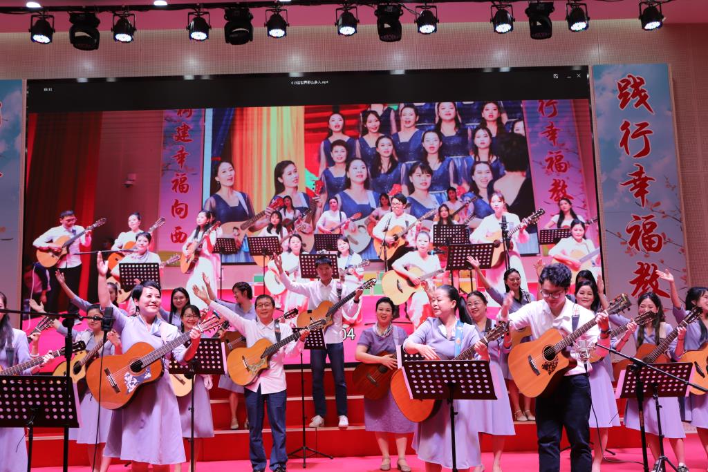 致敬芳华 感恩有您 ——向西小学举办退休教师荣休欢送会