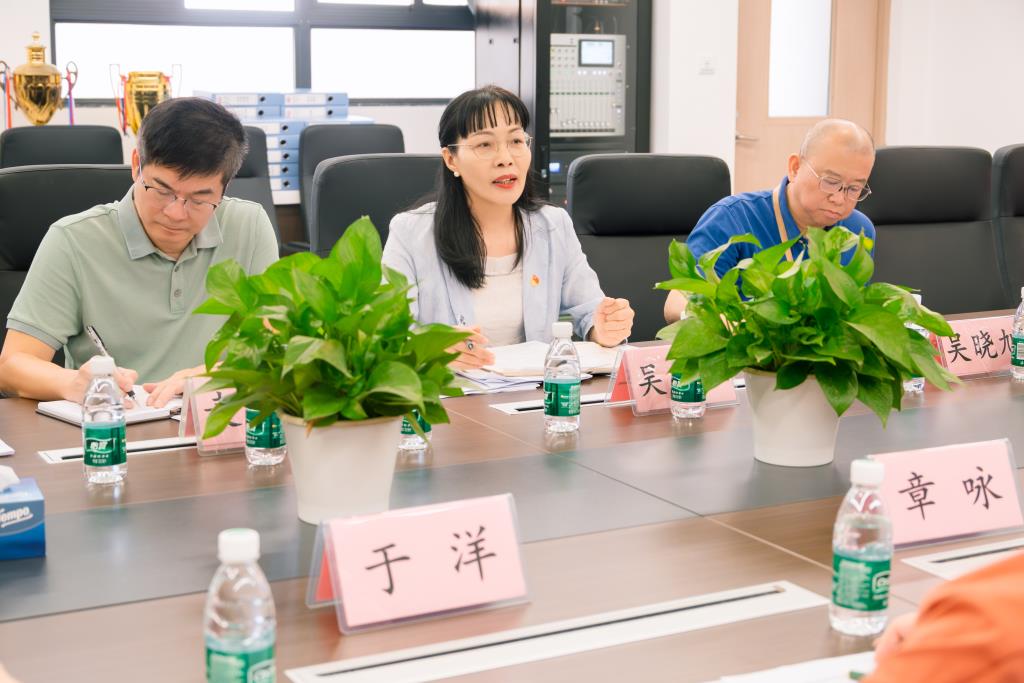 深圳市水库小学召开罗湖区羽毛球特色学校评估会议