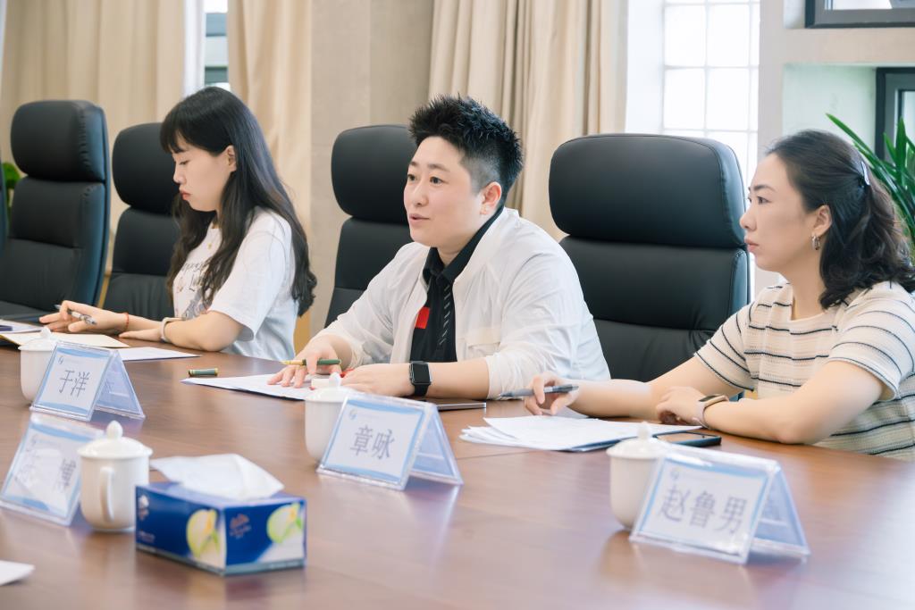 奥运会冠军于洋莅临罗湖外语小学遴选调研校园羽毛球项目