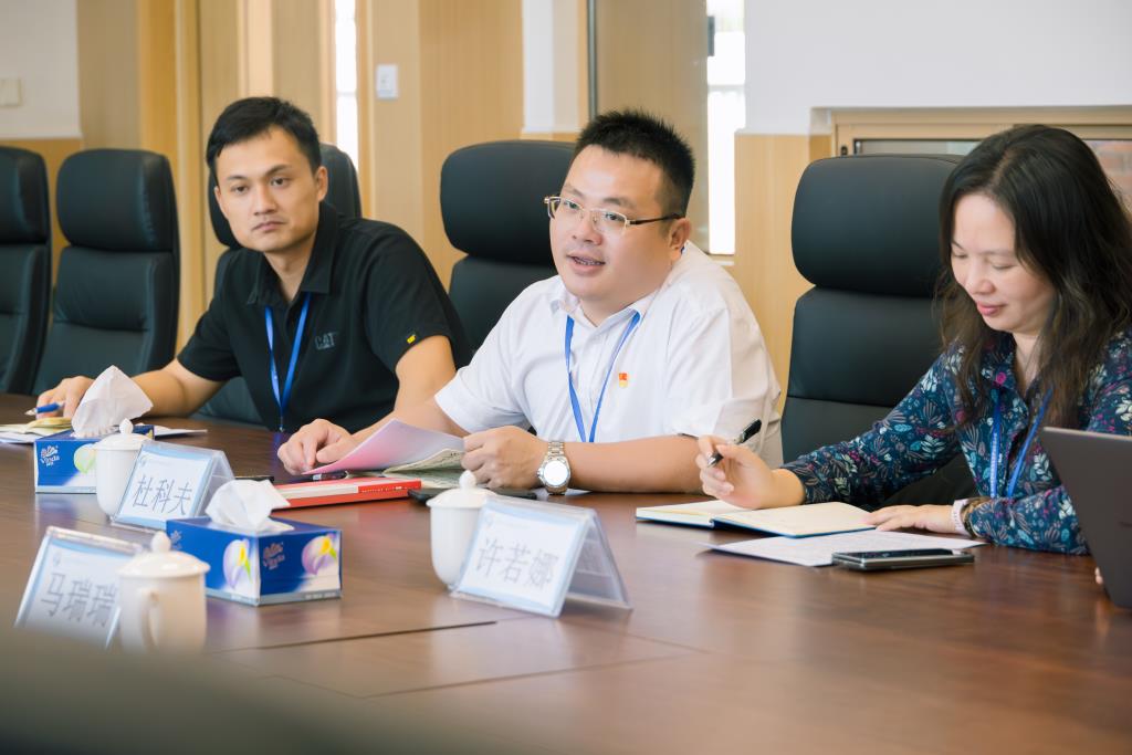 奥运会冠军于洋莅临罗湖外语小学遴选调研校园羽毛球项目