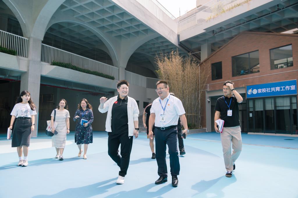 奥运会冠军于洋莅临罗湖外语小学遴选调研校园羽毛球项目