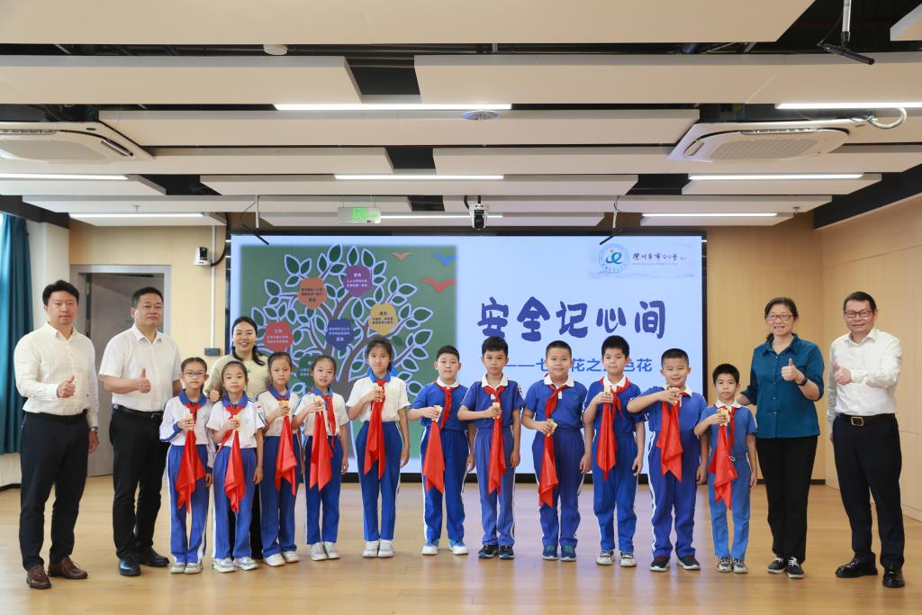 三（6）中队的同学、颜老师与校领导合影