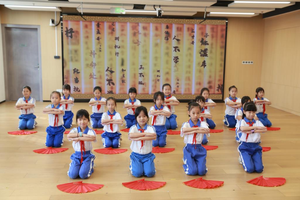 三（2）中队的同学们又带来了舞蹈表演《千字文》