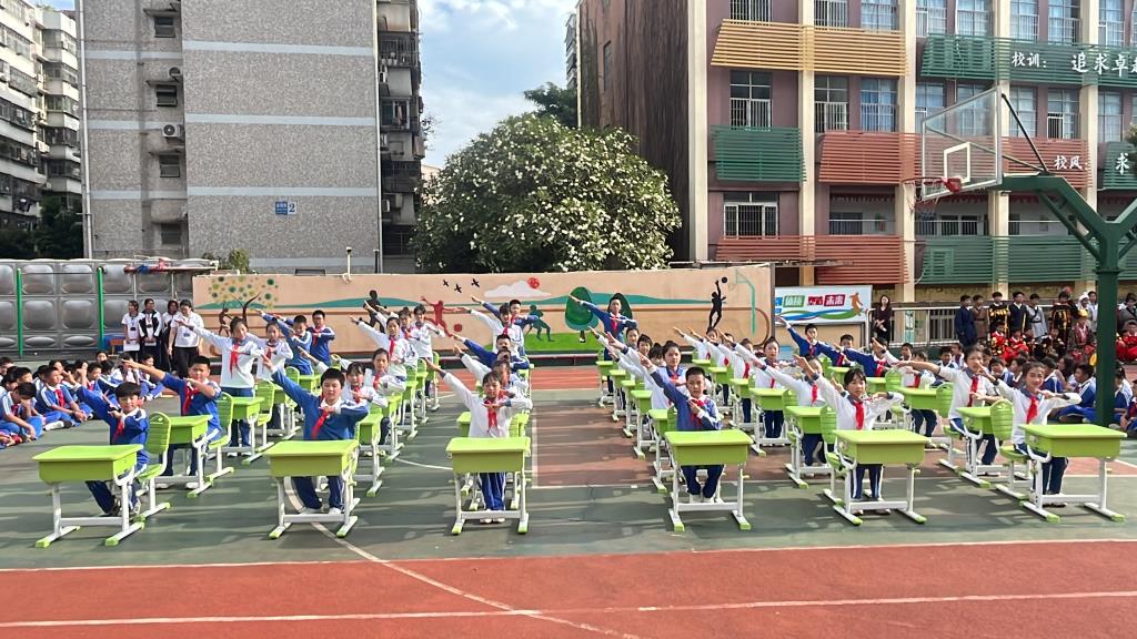 四五年级同学们的课桌舞表演