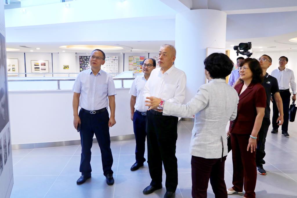 深圳北理莫斯科大学校长李和章一行和罗湖区教育局领导到校调研