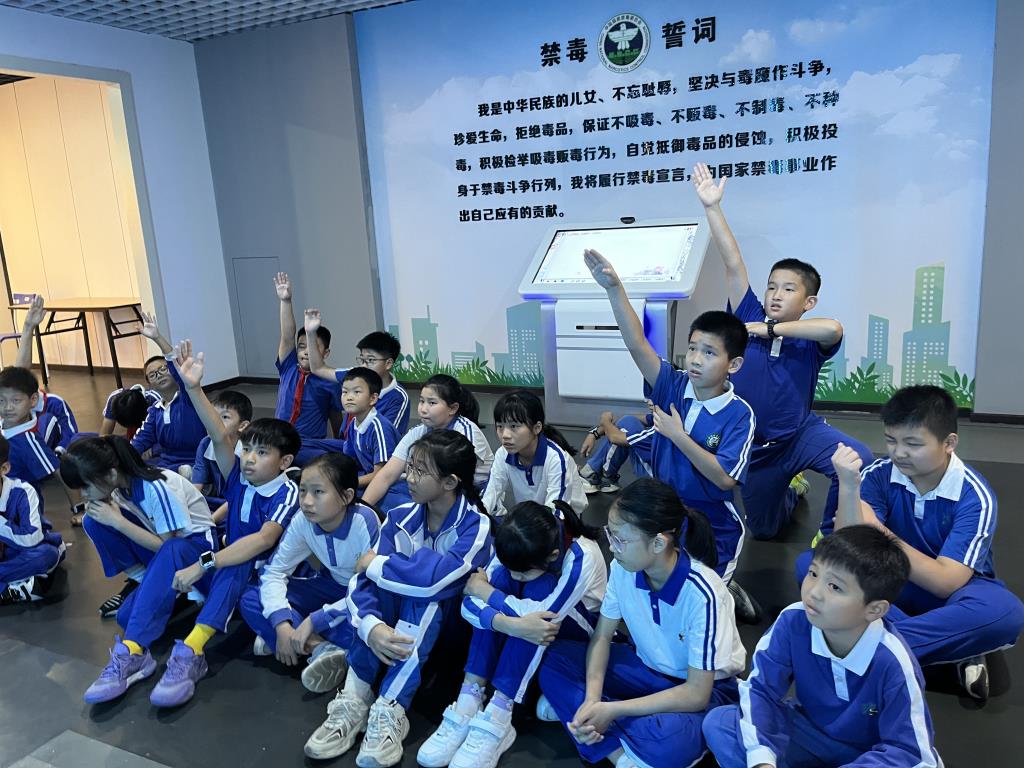 “行走+”课程，筑起禁毒“防火墙”！——翠茵学校“每周半天计