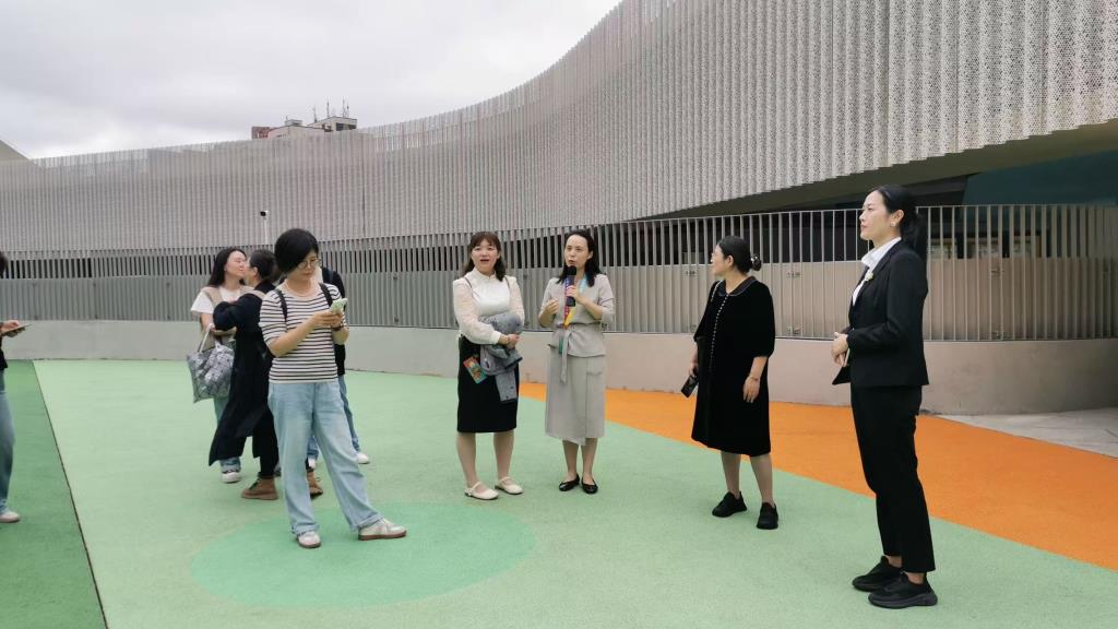 朱主任介绍新校区