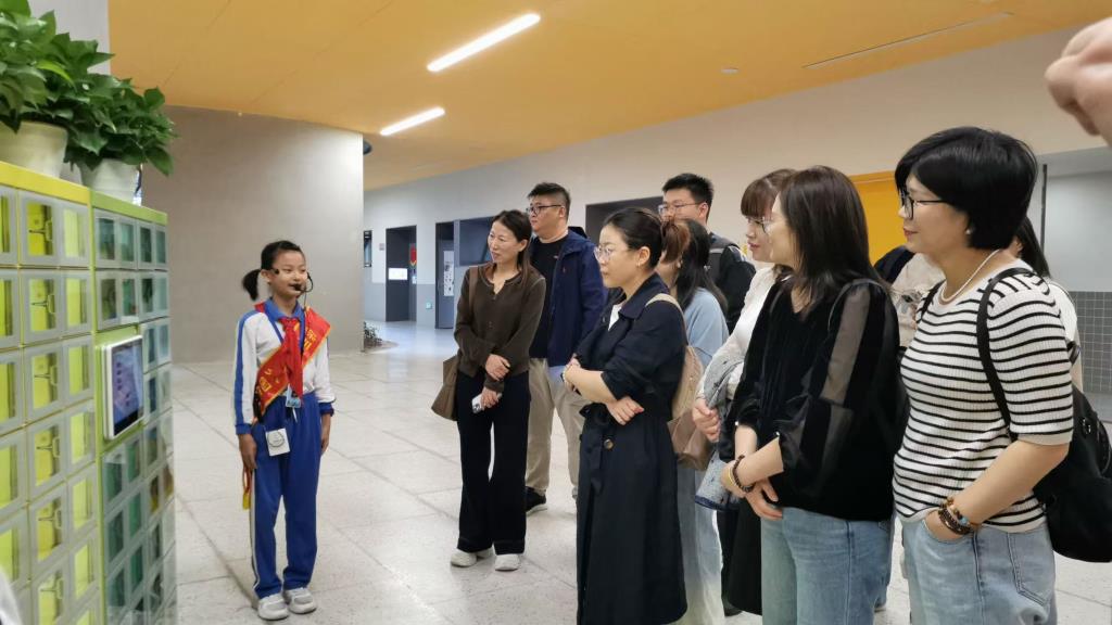 学生介绍学校兑换柜