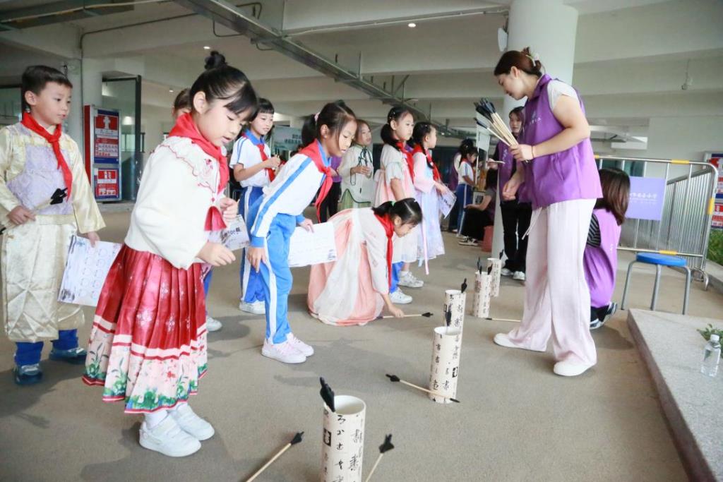 深圳市莲南教育集团安芳小学举行首届诗词大集