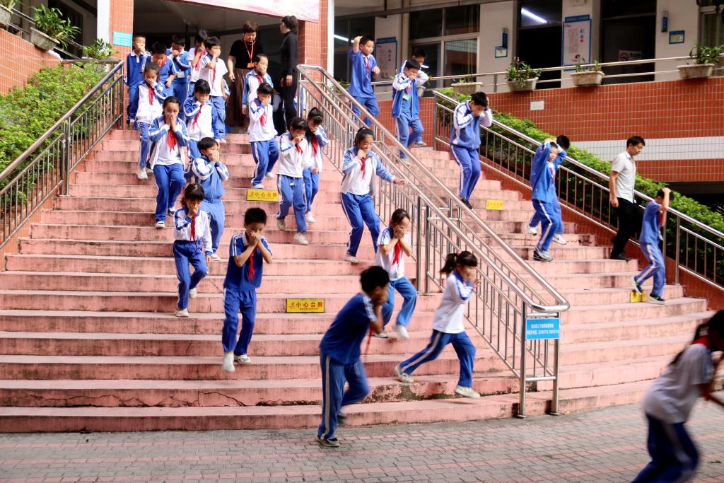 学生安全疏散
