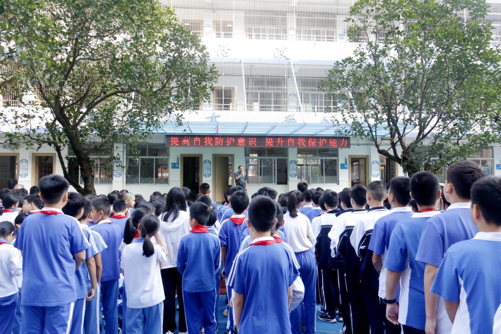 学生安全疏散后集合