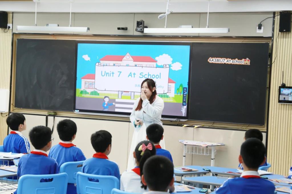 邓晓怡老师以《At school》为主题