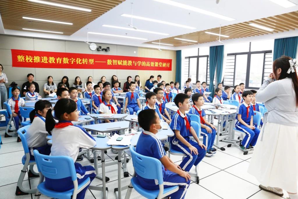邓晓怡老师以《At school》为主题