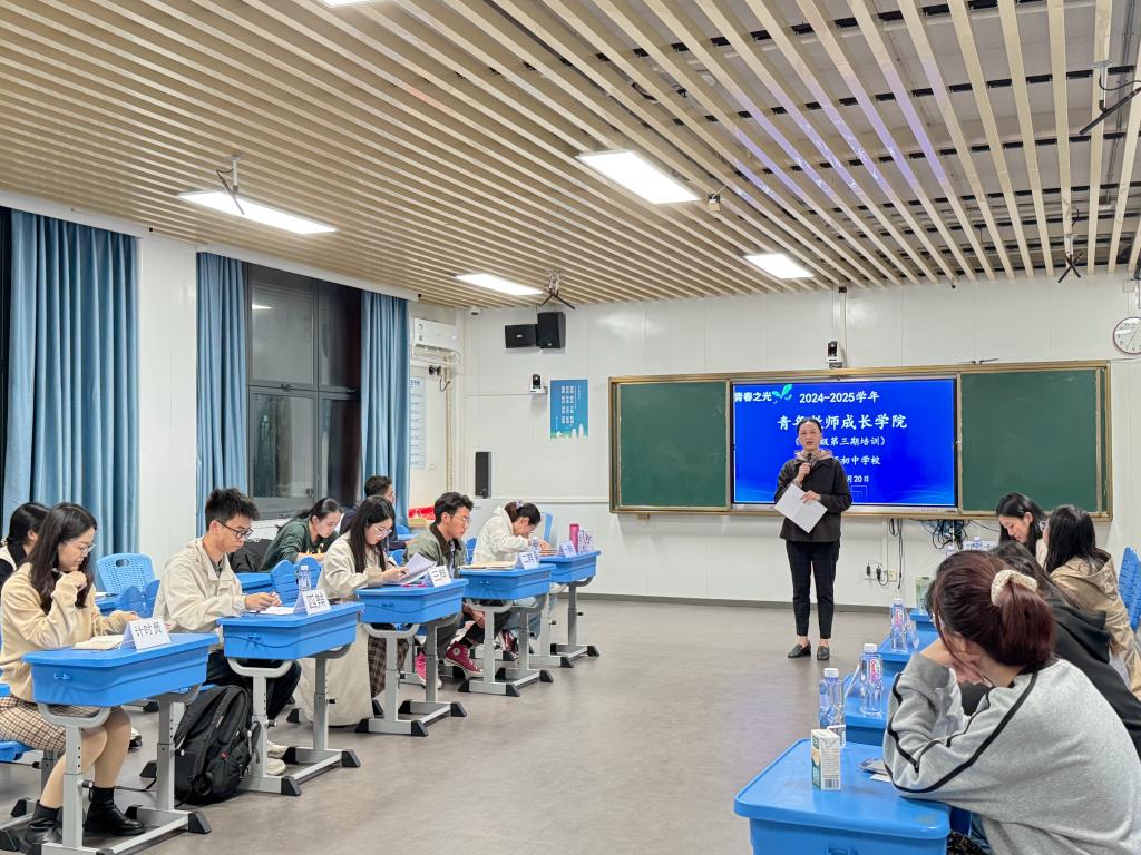图6 黄家玲主任主持活动