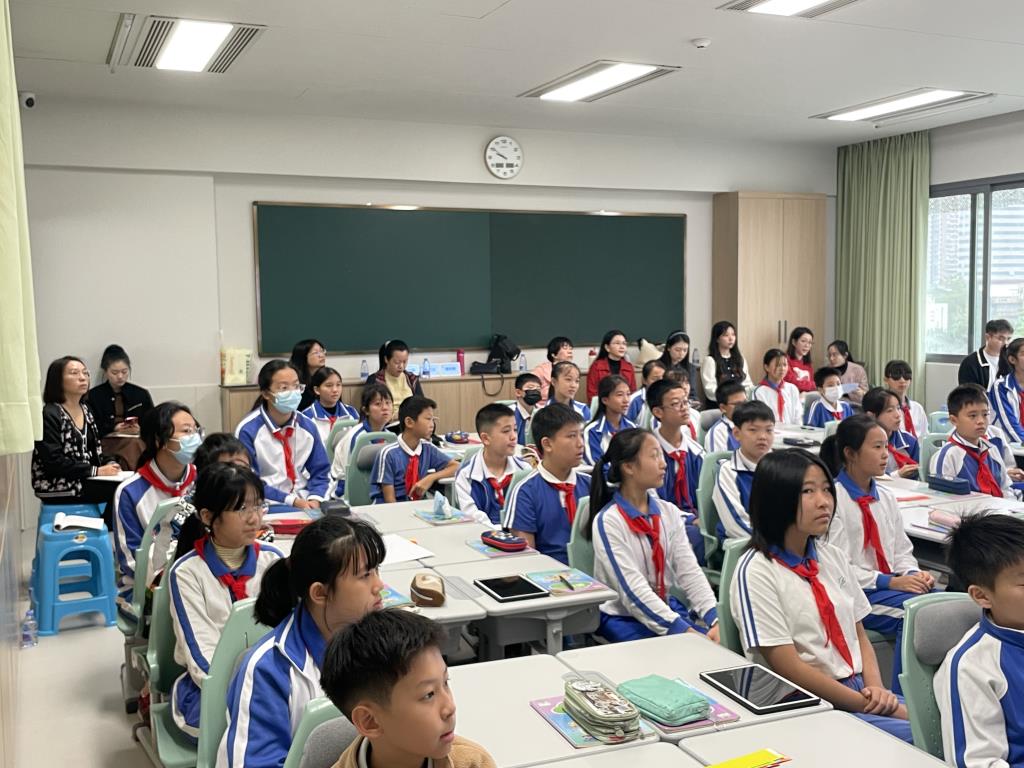 学生们认真听课