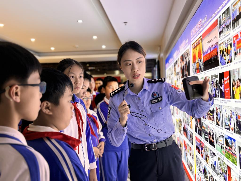 深圳市南湖小学开展“行走的思政课”暨主题党日活动