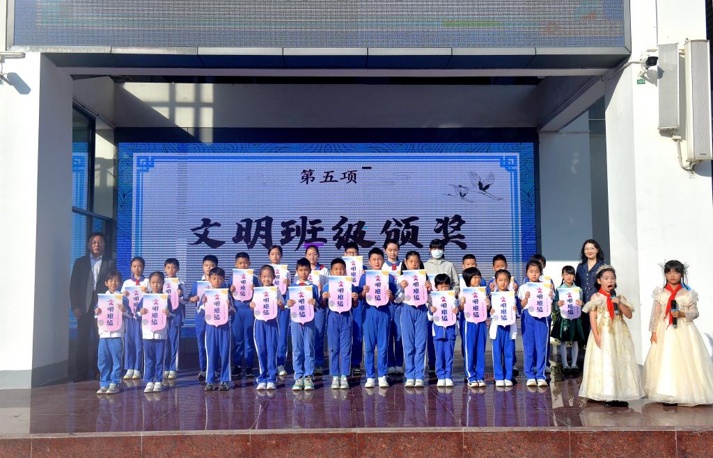 深圳市翠北实验小学升旗仪式照片