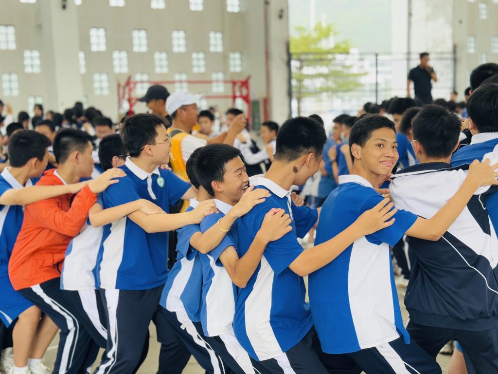 翠园文锦中学初二年级开展青少年拓展训练营社会实践活动