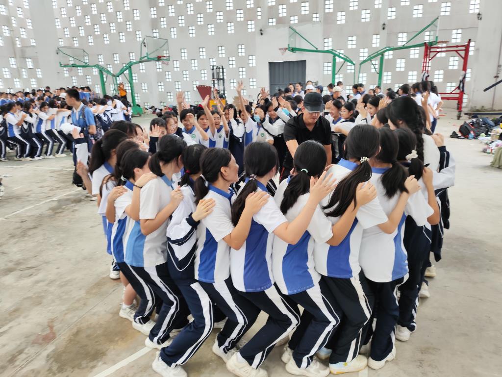 翠园文锦中学初二年级开展青少年拓展训练营社会实践活动