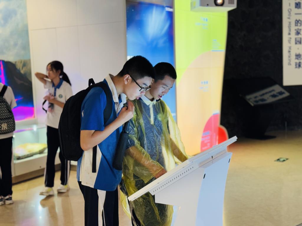翠园文锦中学初二年级开展青少年拓展训练营社会实践活动