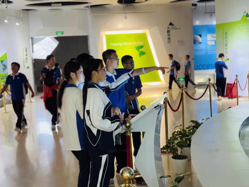 翠园文锦中学初二年级开展青少年拓展训练营社会实践活动