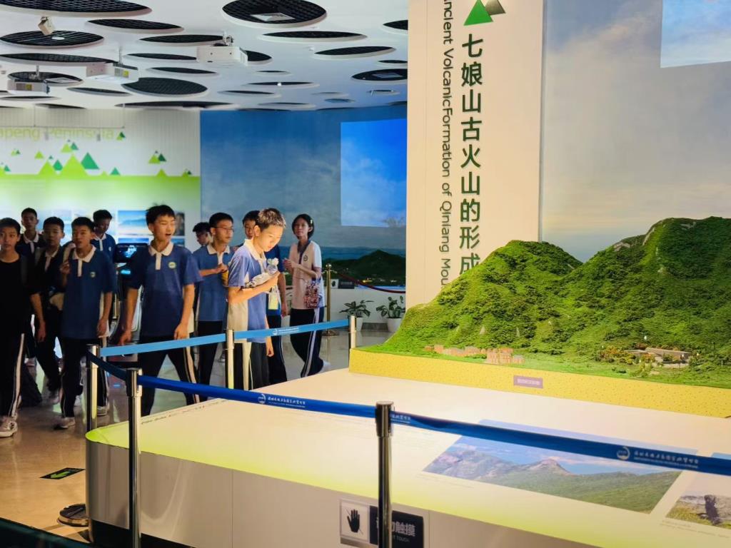 翠园文锦中学初二年级开展青少年拓展训练营社会实践活动