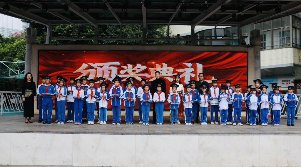 深圳市笋岗小学举行“阅见科技十一月”校级小博士表彰活动