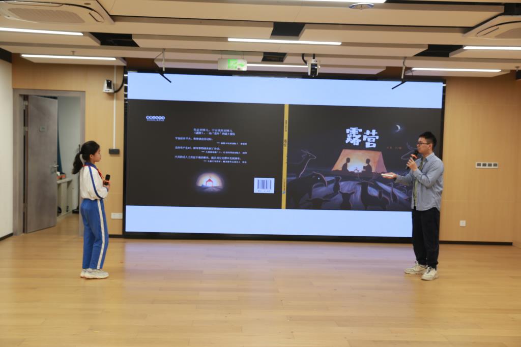 在互动环节中，大吴老师邀请了现场的学生上台进行角色扮演。