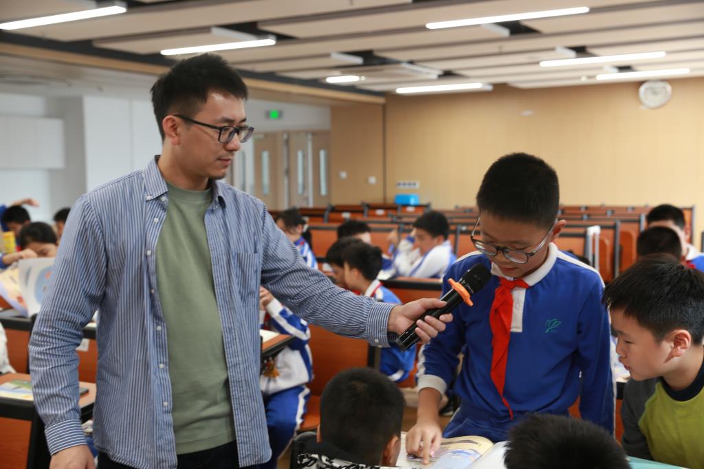 活动尾声，大吴老师寄语孩子们，以经历和阅读塑造更优秀的自己。