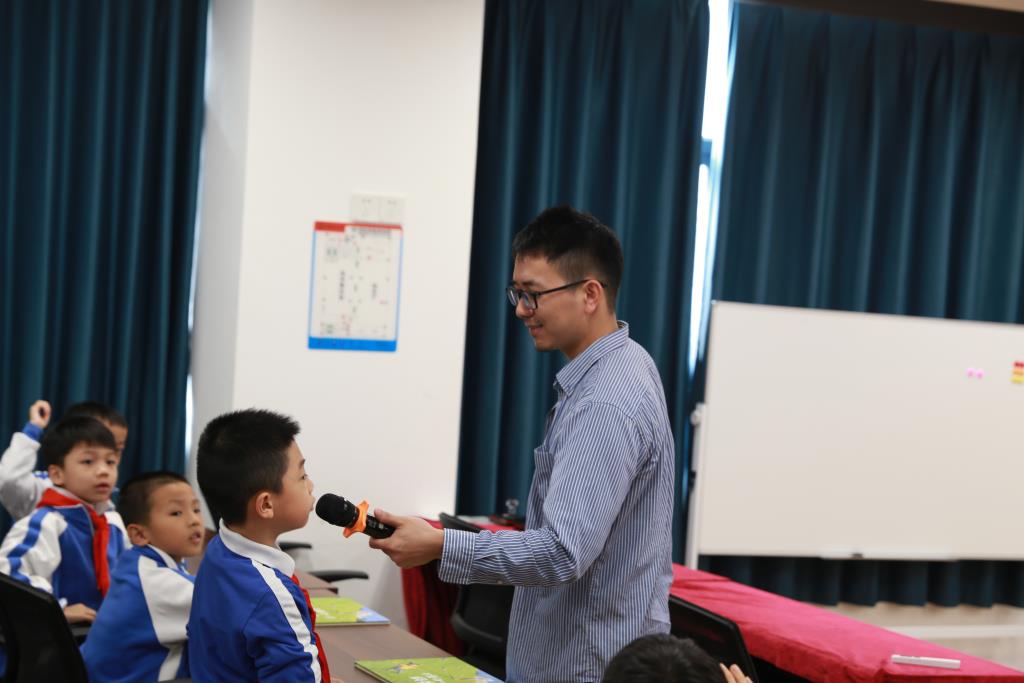 活动尾声，大吴老师寄语孩子们，以经历和阅读塑造更优秀的自己。