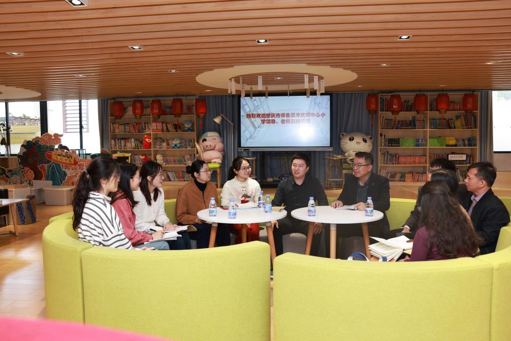 两校领导中层及教师代表交流