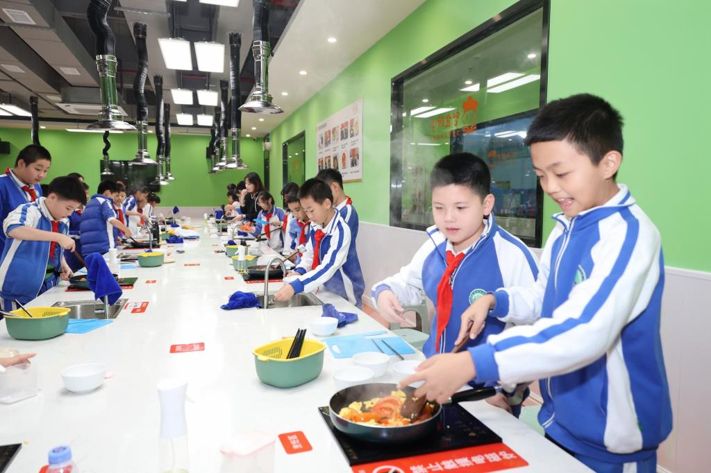 洪湖学子“读行课堂”：体验劳动之美，绽放成长之花
