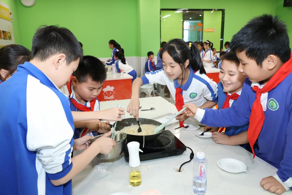 洪湖学子“读行课堂”：体验劳动之美，绽放成长之花