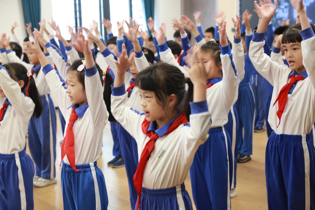 二（5）中队的同学带来手舞表演《闪亮的名字》
