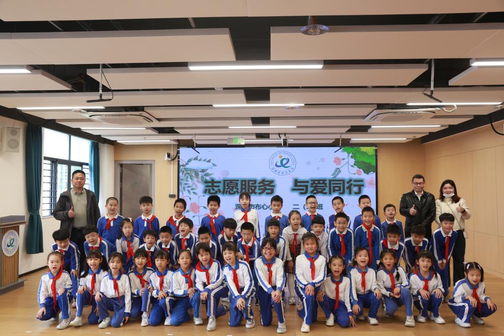 二（5）中队同学、黄老师与校领导合影