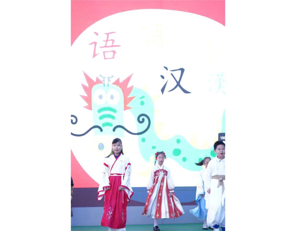 四年级学生演唱开幕式歌曲