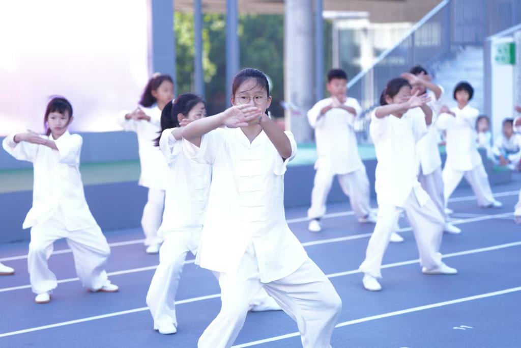 太极社团学生表演“双语太极”
