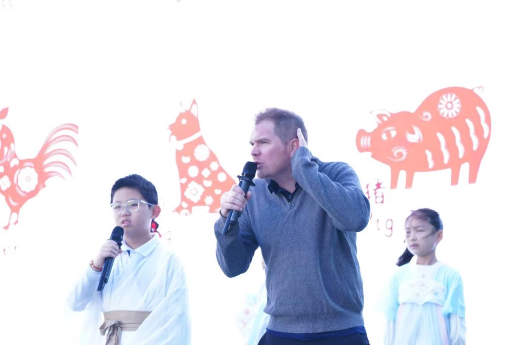 Mr Oliver外教和台下学生们积极互动