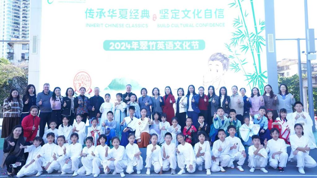 一校区全体英语教师和校领导开幕式合影
