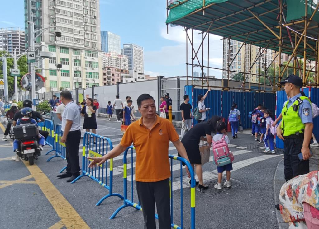 人车分流  守护上放学交通安全 ——深圳市笋岗小学校门口交通