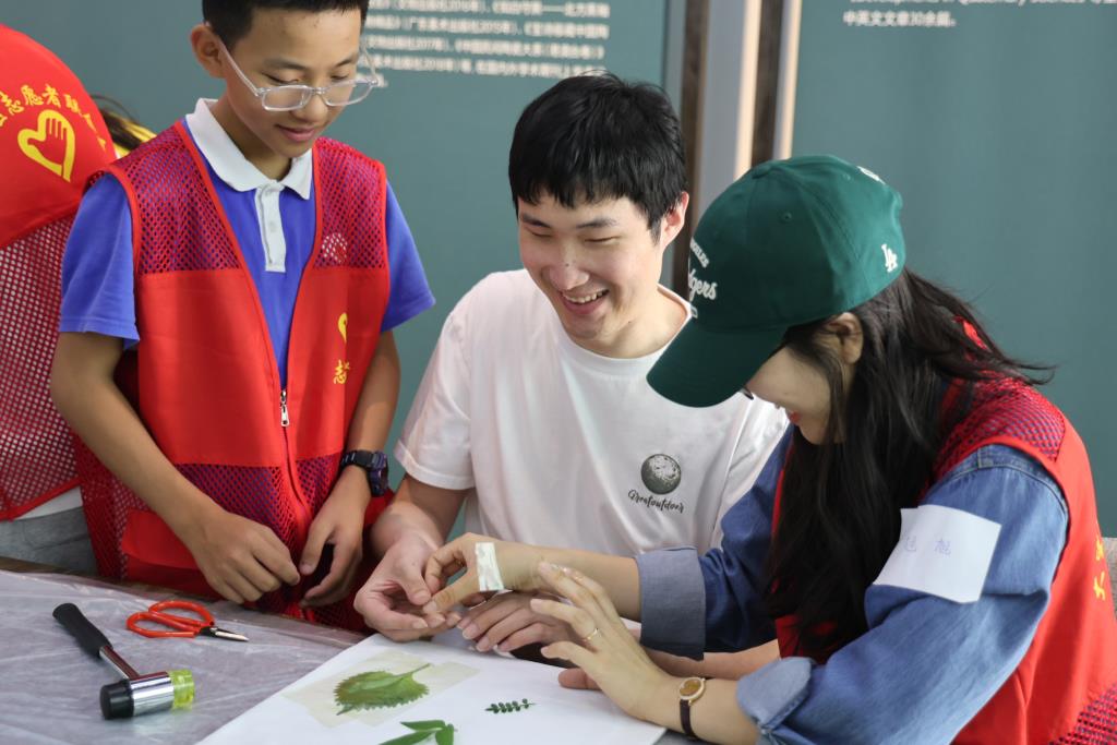 视障朋友们在志愿者帮助下制作植物拓染作品