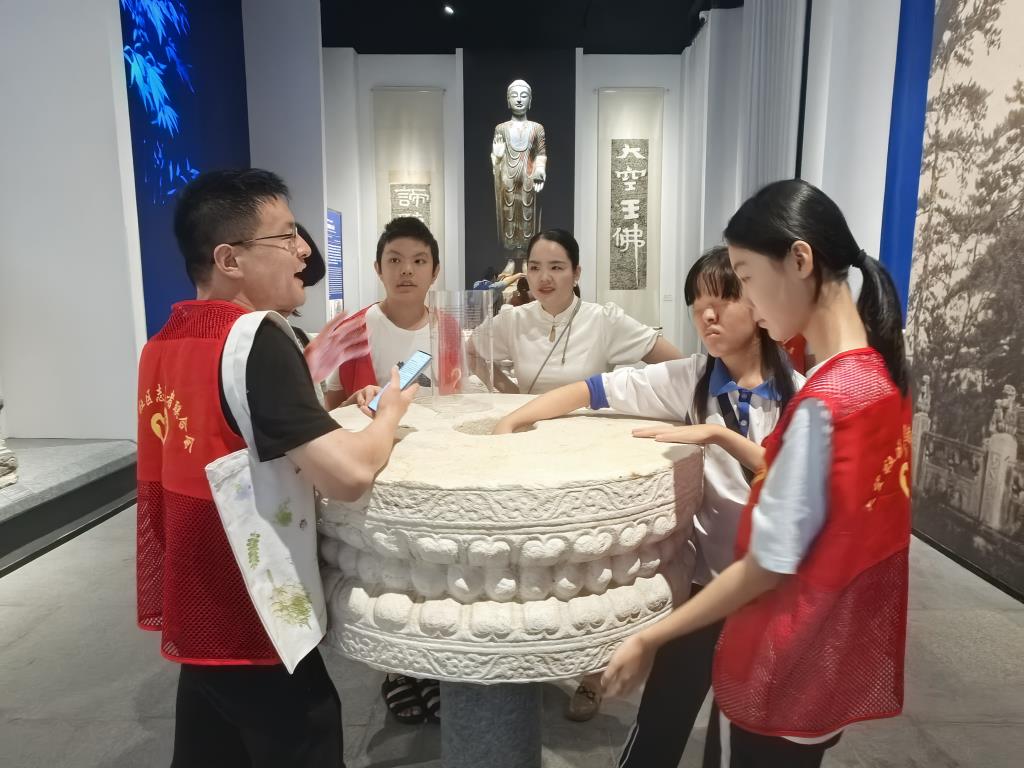 乔煜焮同学在讲解甘露盘