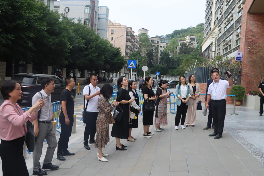 罗湖外语小学接待成都教育同仁来访