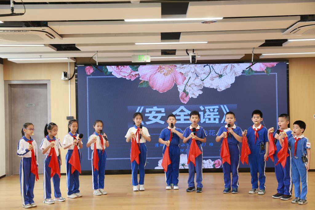 三（6）中队的同学们为大家带来了一首《安全谣》