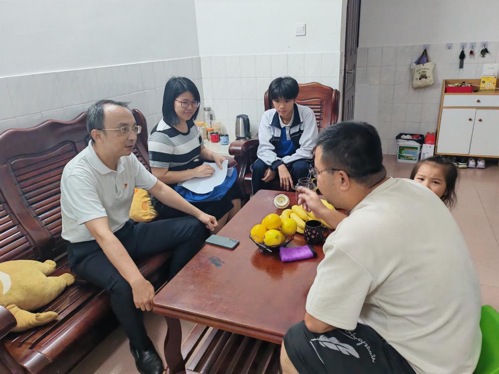 深圳市松泉实验学校党总支开展“千名党员访万家”主题活动