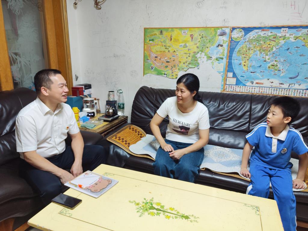 深圳市松泉实验学校党总支开展“千名党员访万家”主题活动