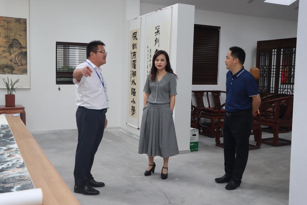 罗湖区图书馆苏锦姬馆长率队莅临罗湖外语小学指导新图书馆建设工