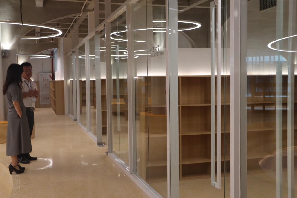 罗湖区图书馆苏锦姬馆长率队莅临罗湖外语小学指导新图书馆建设工