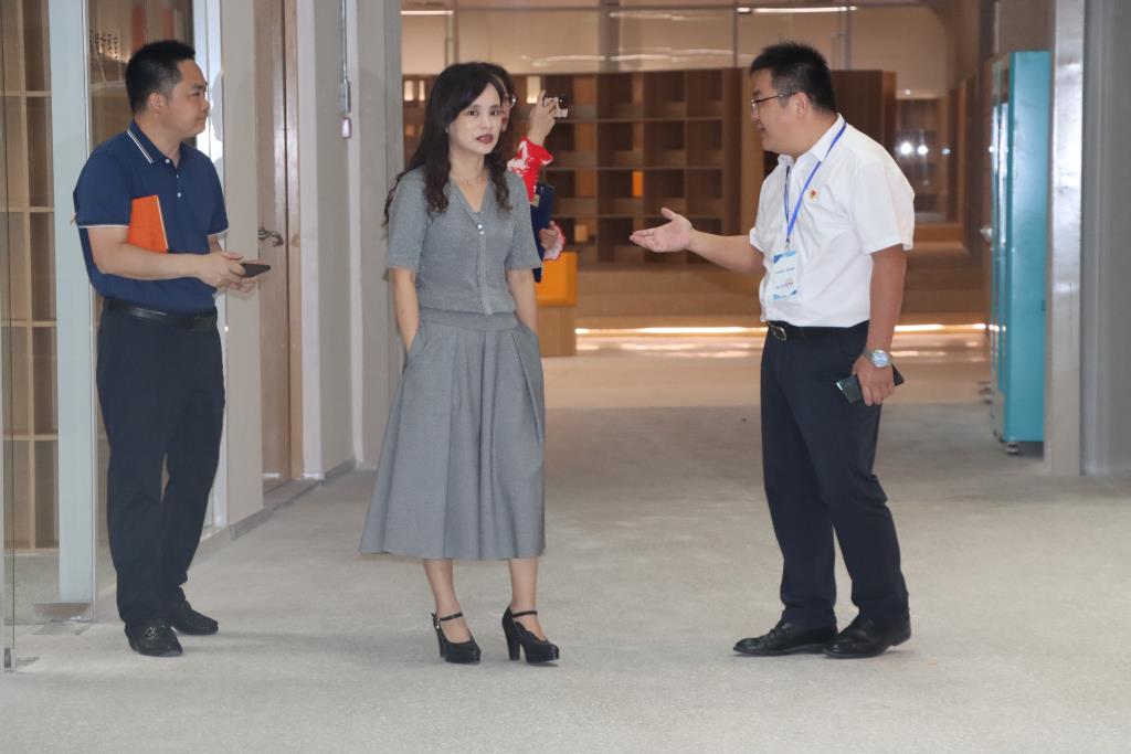 罗湖区图书馆苏锦姬馆长率队莅临罗湖外语小学指导新图书馆建设工